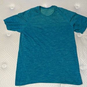 Long short sleeve medium lululemon shirt. Great condition. Blue/turquoise